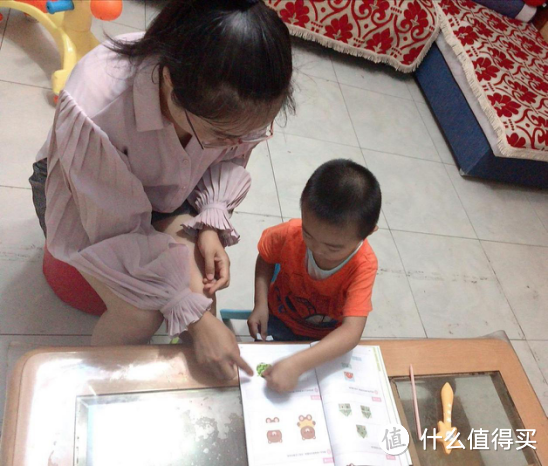 小蔚陪儿子一起完成斑马AI课的练习册
