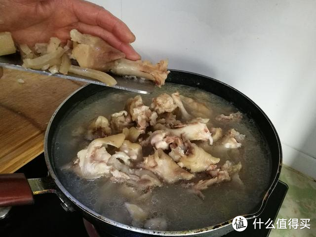 农村家家户户都会做的一道美食：猪蹄肉皮冻，美味停不下来！