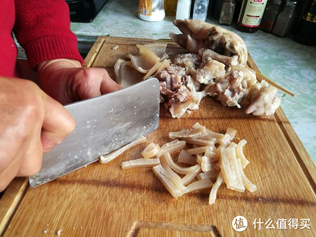 农村家家户户都会做的一道美食：猪蹄肉皮冻，美味停不下来！