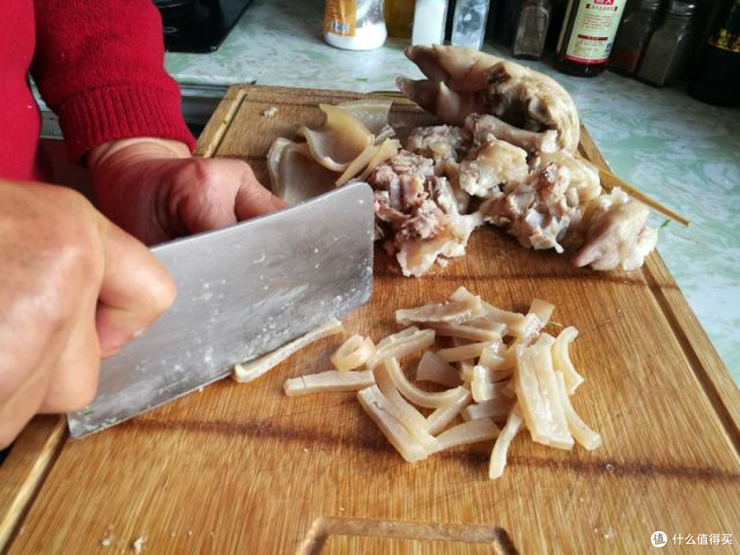 农村家家户户都会做的一道美食:猪蹄肉皮冻,美味停不下来!