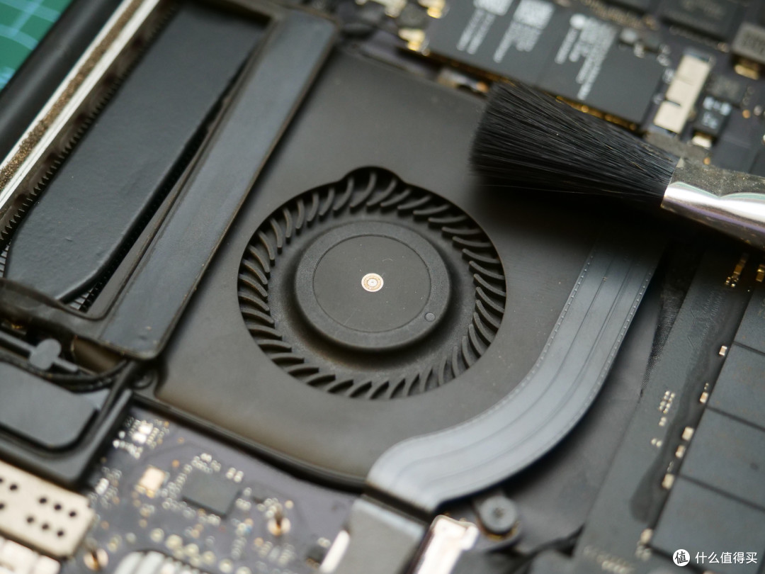 工具控的大满足,用米家电动精修螺丝刀给Macbook Pro拆机清灰