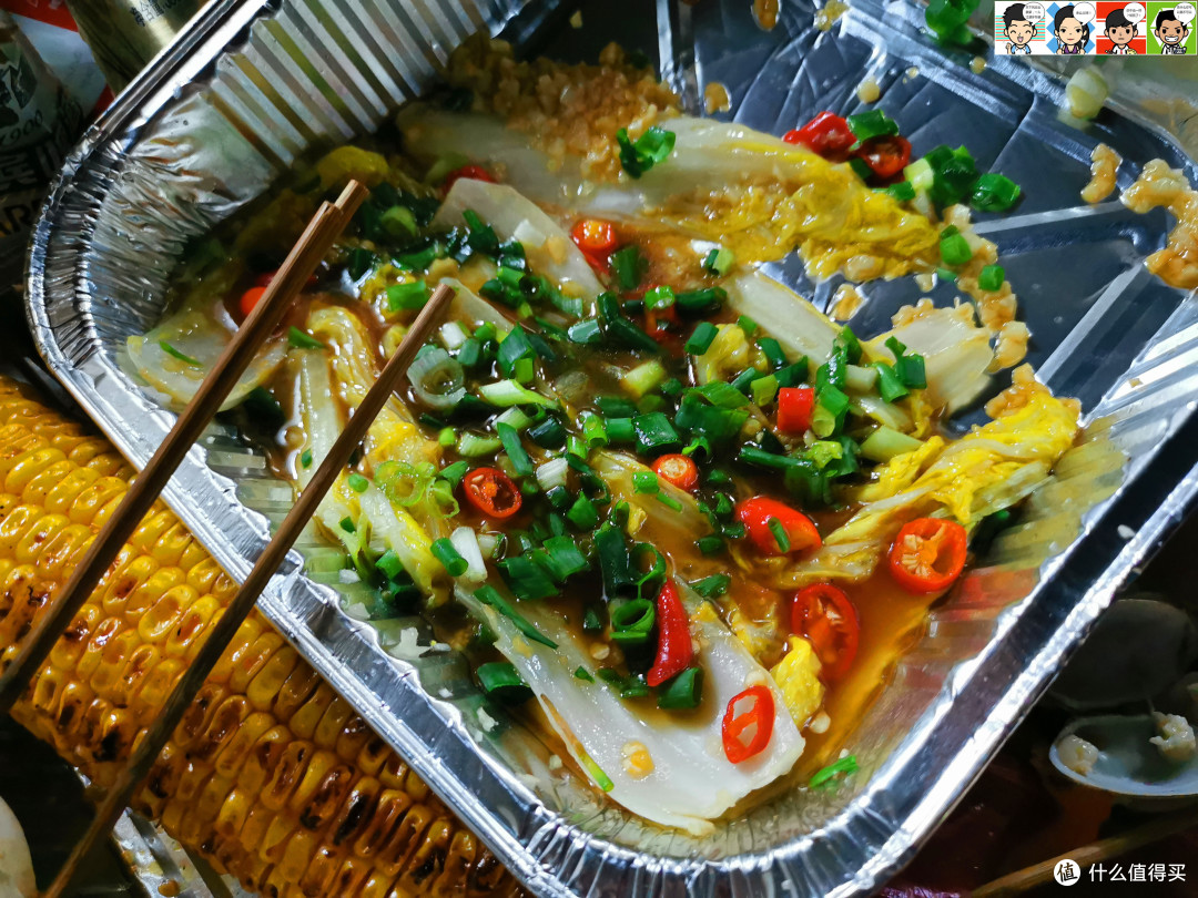 煮白菜，最后惊动了房东，也是这条村的村长坐下来相谋一醉方休~