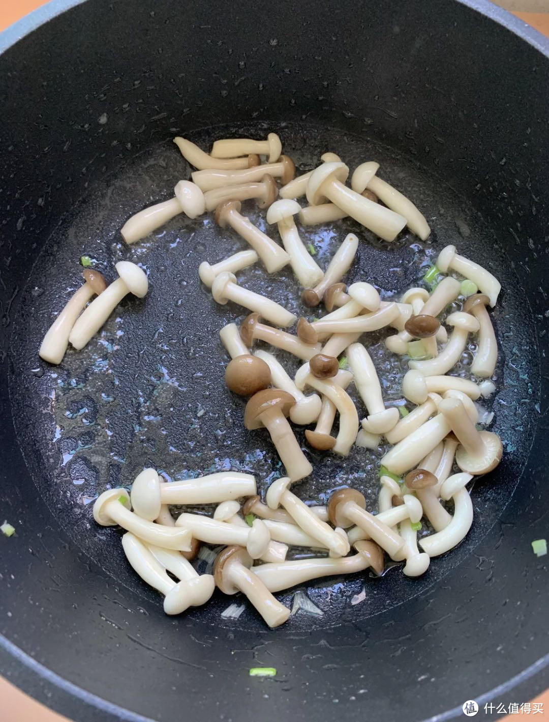 低脂低卡的素食餐，鲜嫩好吃又有营养的西蓝花炒菌菇，简单上手不长胖