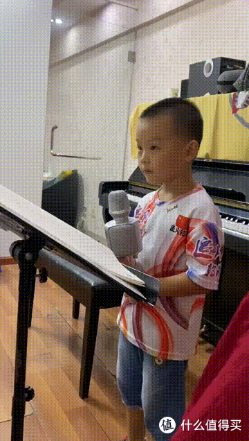 唱歌东张西望