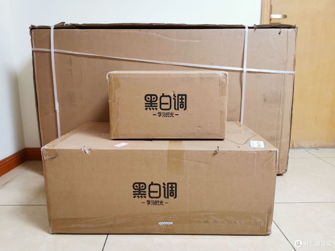 为孩子打造多功能学习区，黑白调学习时光星空桌椅套装