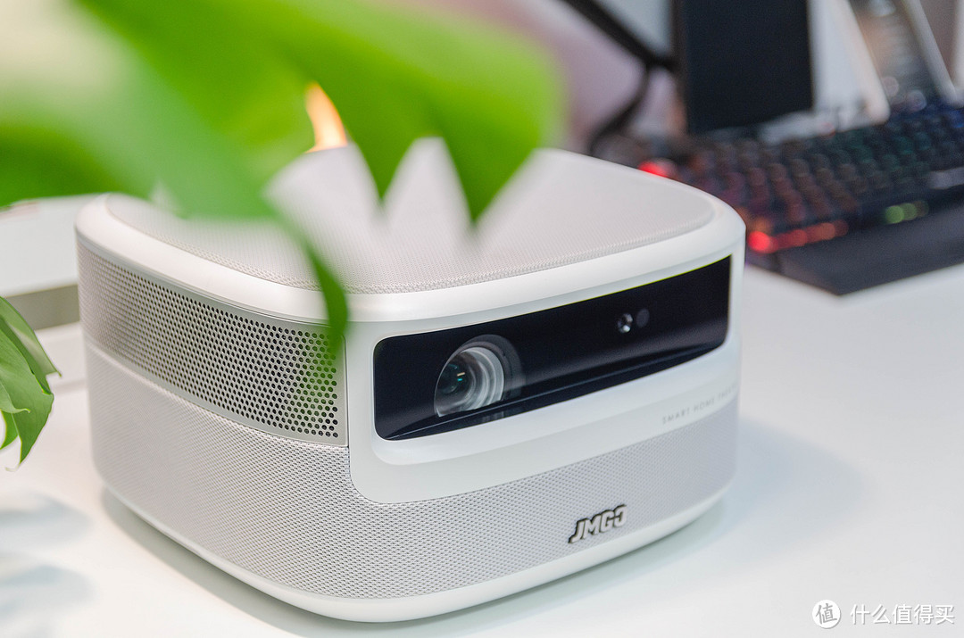 家庭影音娱乐新风尚:坚果 j9 智能投影仪体验