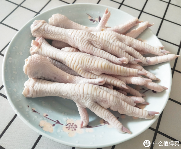 夏日宵夜走起:麻辣酸爽的柠檬泡椒凤爪配冰啤酒