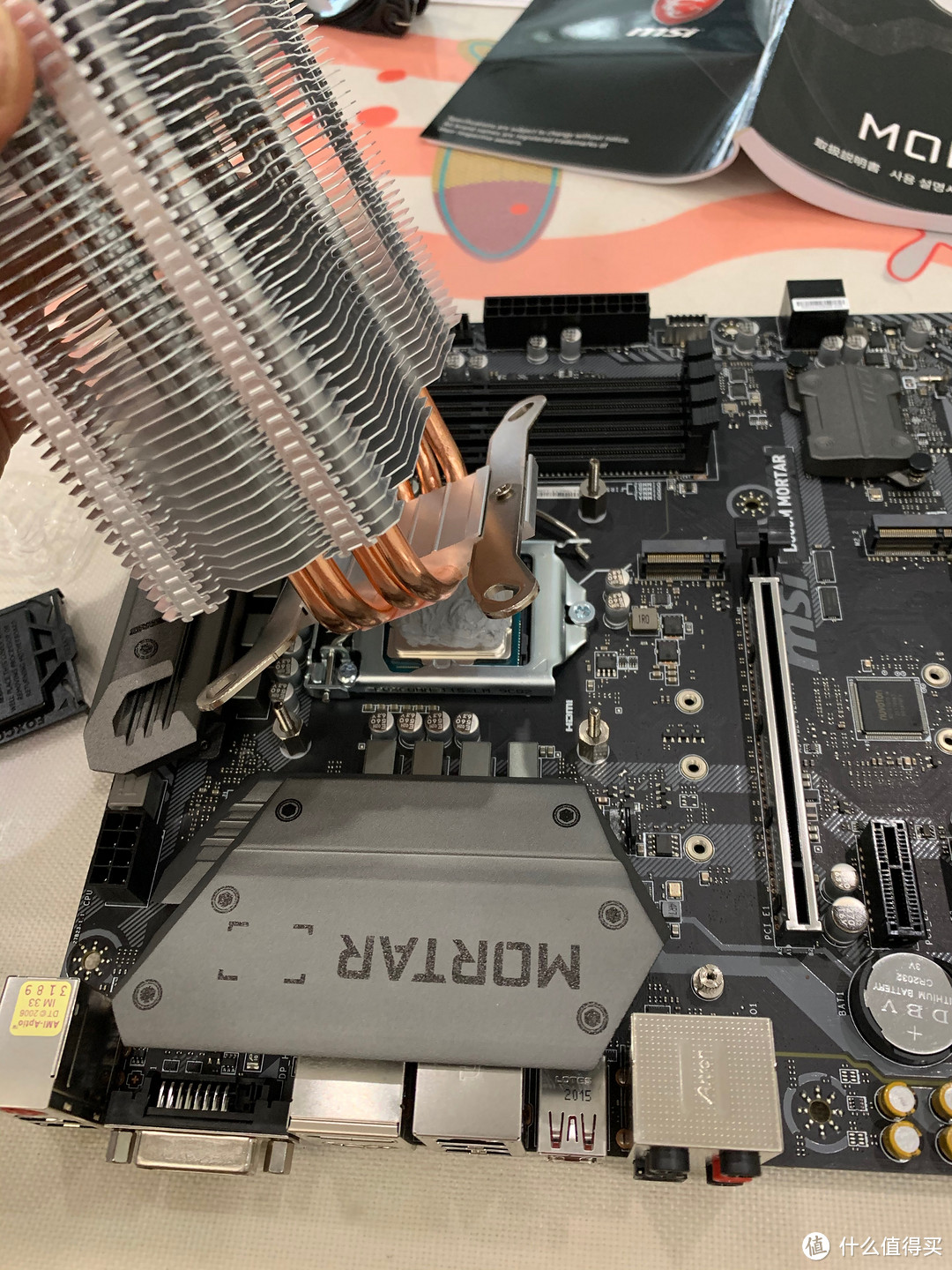 CPU一定要抹上导热硅胶，尽量抹均匀，然后上风扇。