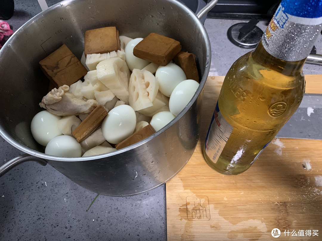 鸡蛋先煮8分钟剥掉壳，豆腐干，莲藕，鸡锤，啤酒