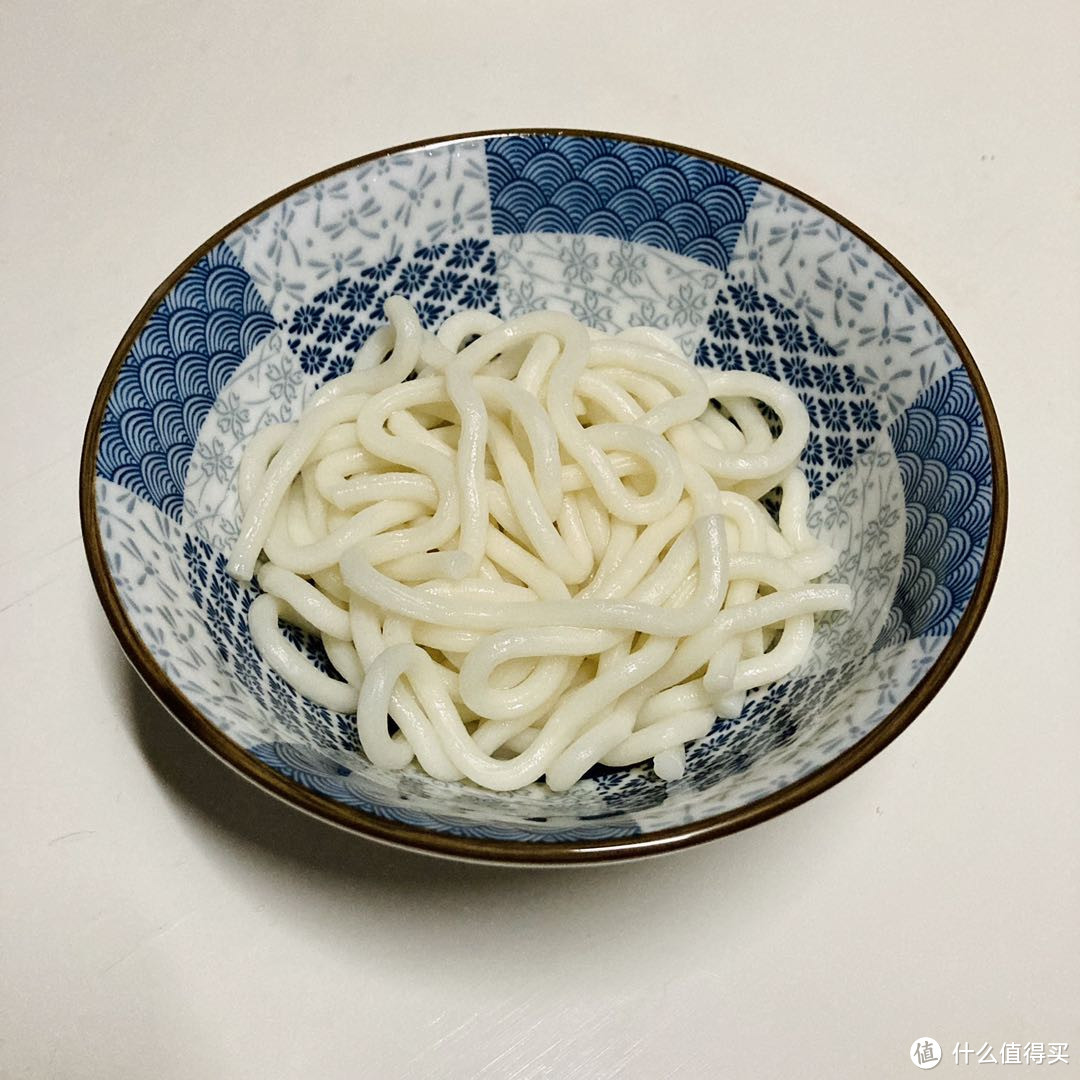 前方高能，以一己之力挑战这款墨鱼汁风味“拉面说”