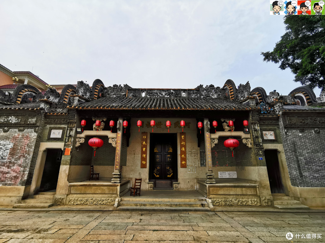 何氏“孝廉公”由南雄珠玑巷迁来南海九江石龙村，传六代至“慕庄公”，明朝正统年间（1436-1449年）迁往烟桥，并于明代正统十四年（1450年）建村。何氏第二、六、七和第八代祖先皆葬在村子西面的金雀峰上，朝向烟桥，拜山扫墓若遇着好天气，则在山上能看到何氏六世祠堂。