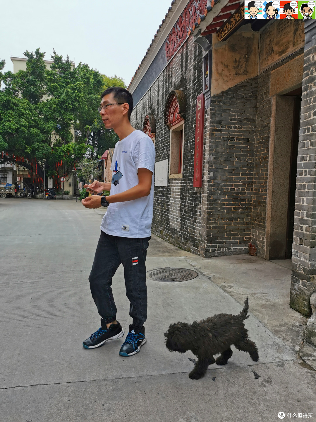 一条小黑从里面窜出来，围绕我们快活地转起了圈圈、摇起了尾巴，明哥貌似有些惊慌：看我不到看我不到。。。。。。