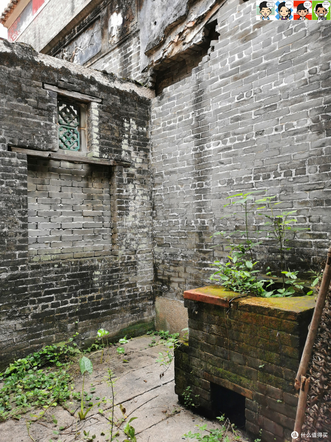 巷内古建筑设计根据《周易》精粹，共有15座建筑物，每座建筑均为99平方米，青砖老屋屋顶是拱背的龙纹灰雕，檐下涂黑，一面绘上朱红夔龙纹，一面饰花草灰雕。具有清末岭南古民居特色。