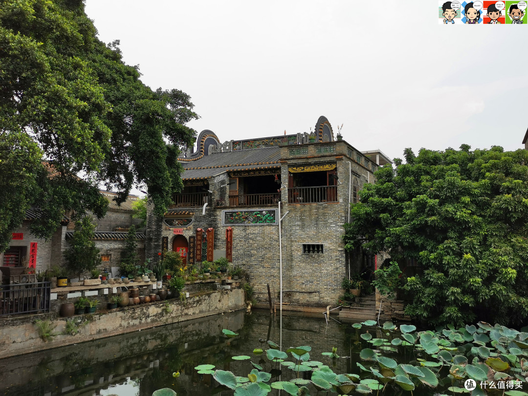南厅位于国事榕旁边，是十九世“植三公”1914年所建。当时还建有高厅，甲寅大水时尚未竣工。高厅矗立三层，于日敌时遭兵焚。原高厅所在地，现为乡人何德奋的“复古居”。