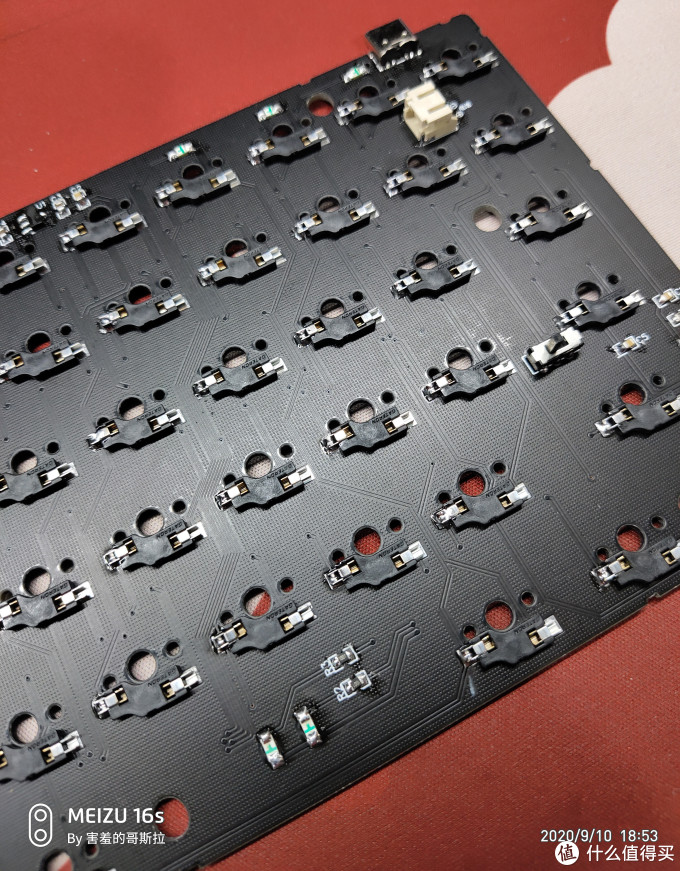 套件配的是佳达隆轴座,我习惯先全部放好,焊接一边,然后翻过来再焊另