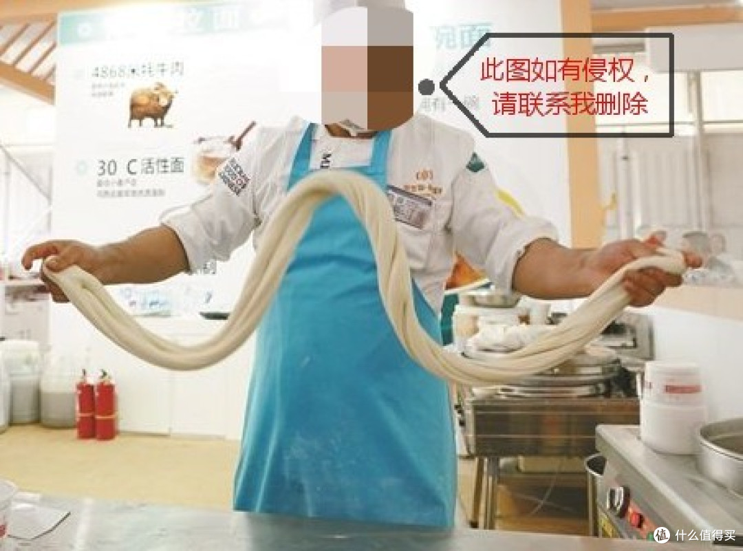 像这位师傅一样,拉住面团两端,在案板上摔面