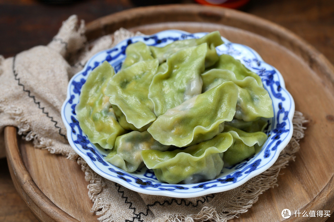 给饺子来点颜色,多加了一个步骤,白绿相间营养翻倍,好吃又好看