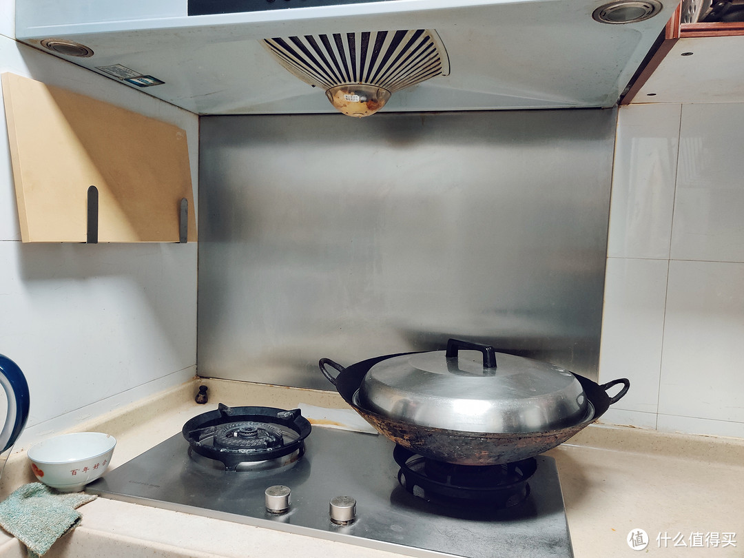 菜板架及灶台区域，双耳大铁锅是父母日常最i喜欢用的，给他们买的其它的不锈钢锅他们都不爱用。