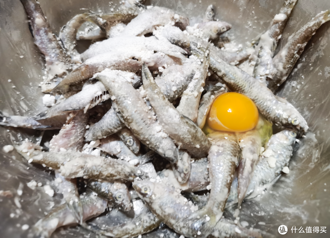 麦穗鱼先油炸，再用香菜、姜丝、花椒回锅，就是你忘不掉的味道