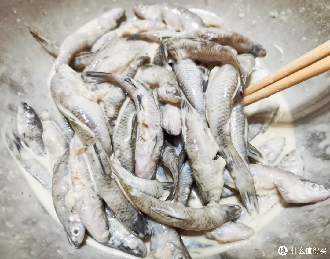 麦穗鱼先油炸，再用香菜、姜丝、花椒回锅，就是你忘不掉的味道