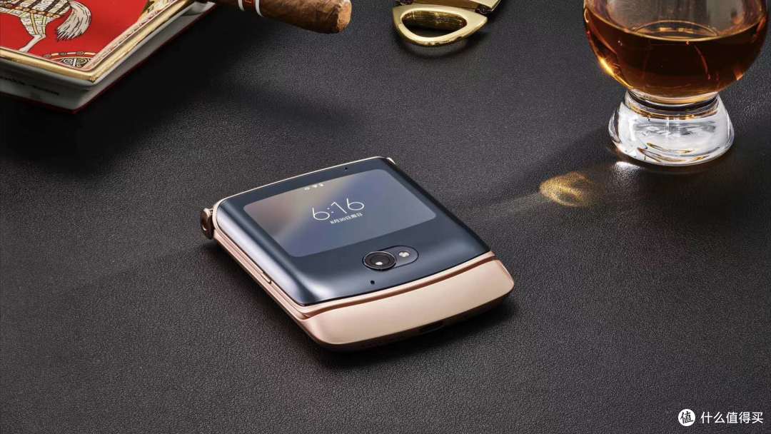 moto razr刀锋5G上手点评：标志性翻盖设计到底有没有折痕？