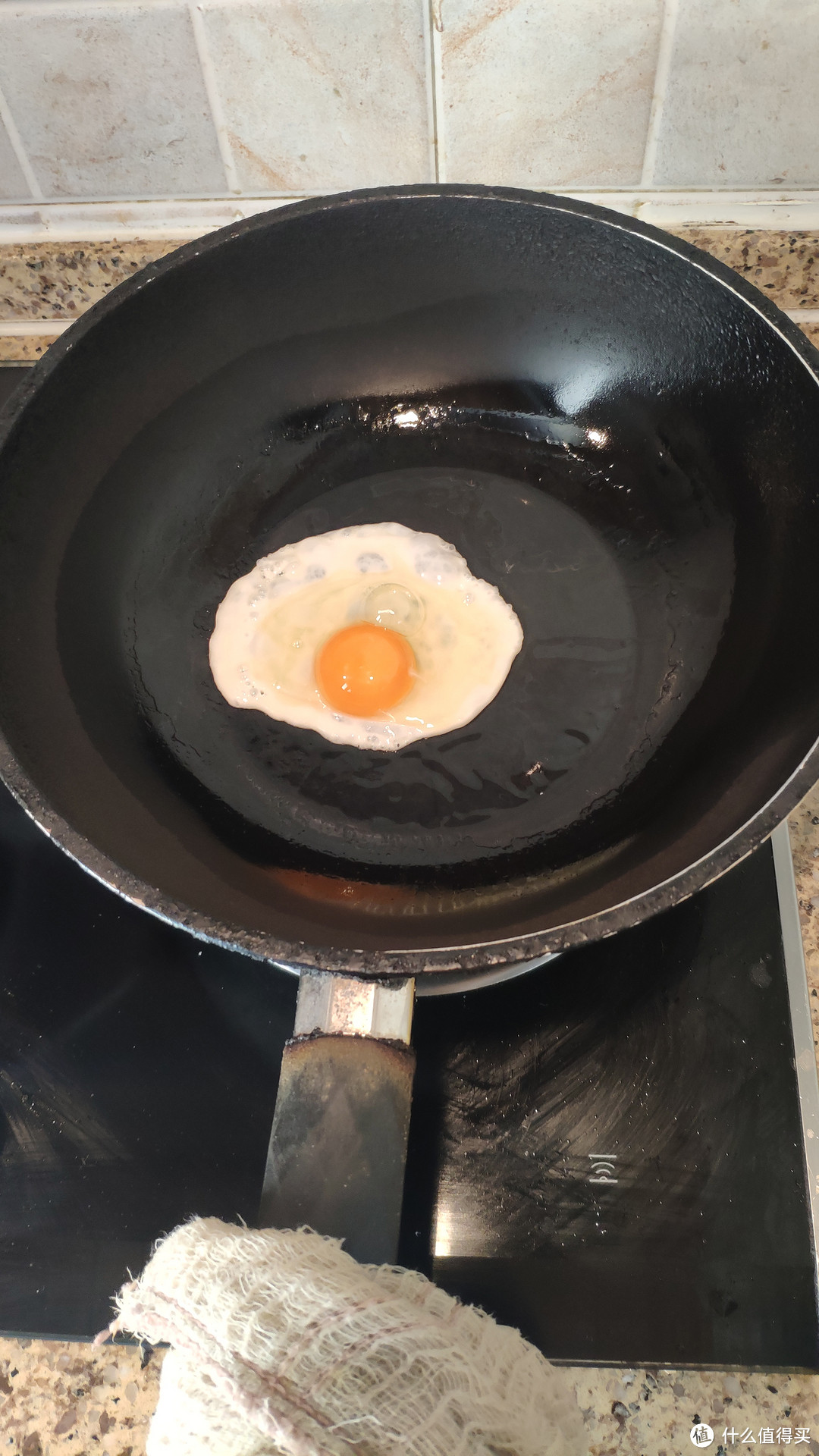 用锅底剩下的油煎鸡蛋