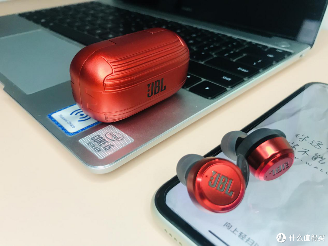 戴着JBL T280 TWS PLUS耳机，站在音乐的浪潮上起舞