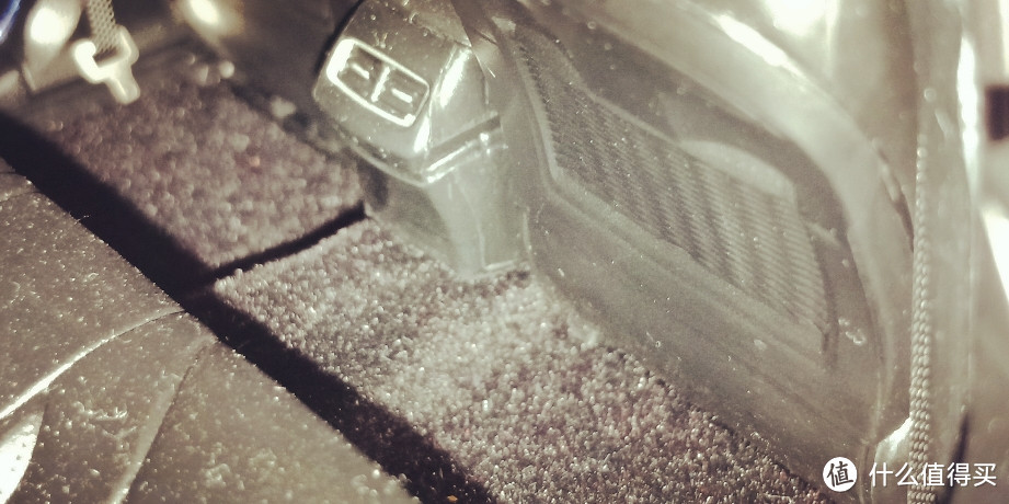 后排的中间凹起部分有刻画,这个细节值得点赞