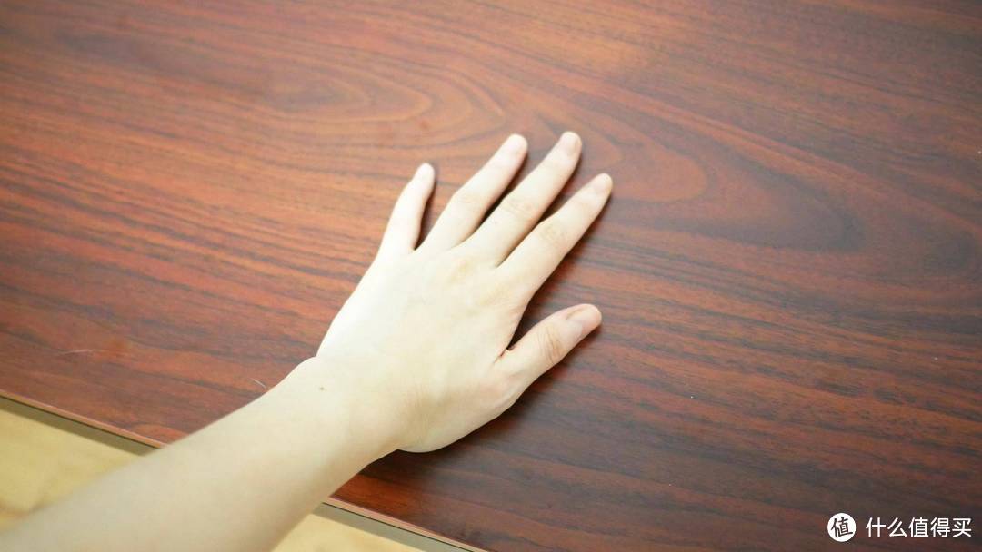 胡桃木色的板子,深沉但精致的纹路,好看呢.手摸着滑滑,很有质感.