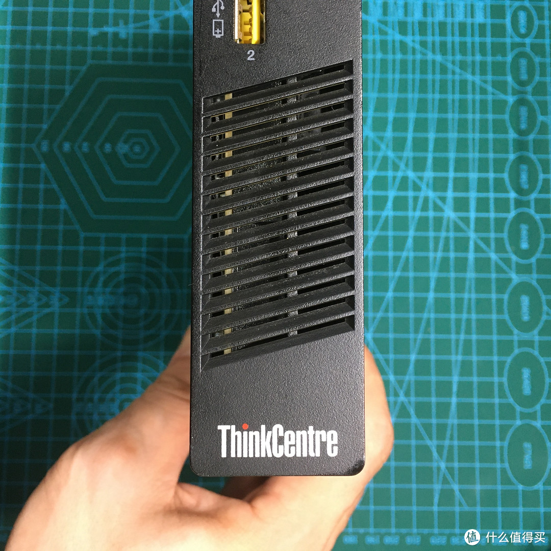 正面散热口，ThinkCentre也是IBM曾经的台式机系列品牌