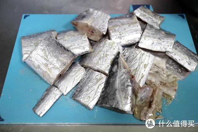 100元买条大带鱼,清蒸熬汤做出2样菜,鲜嫩得让人差点掉眼泪