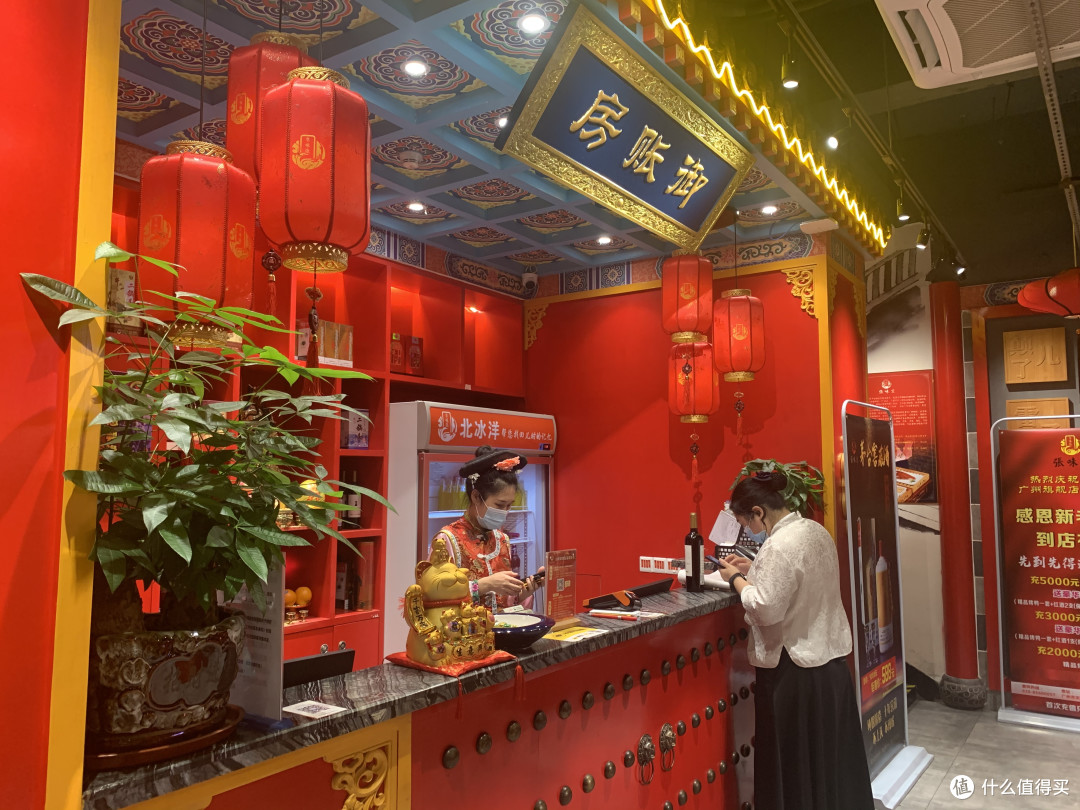 京味浓厚的北京烤鸭店,还有大龙椅可以拍照