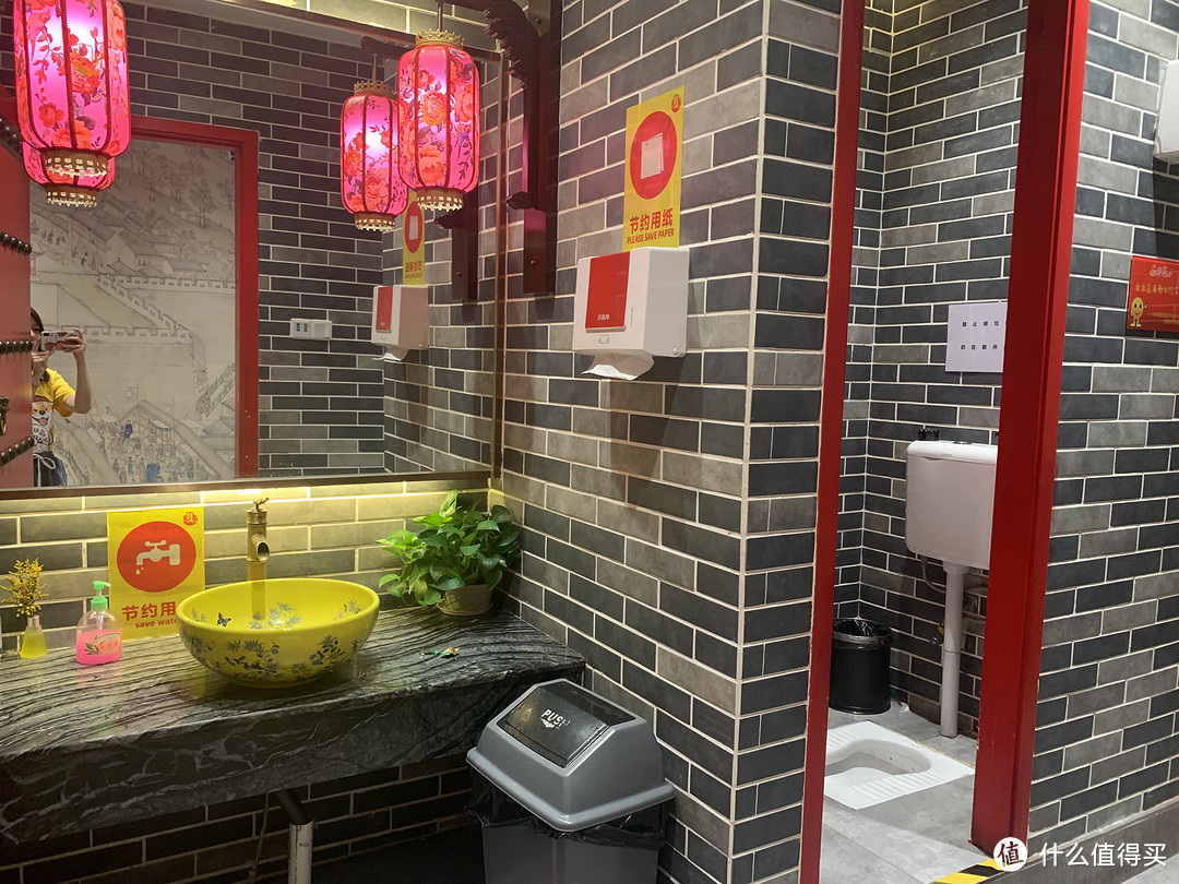 京味浓厚的北京烤鸭店，还有大龙椅可以拍照