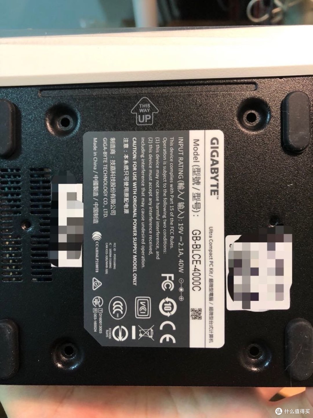 整机TDP 40W，支持VESA挂架，挂架板包装里有。多说一句:螺丝给的很齐。