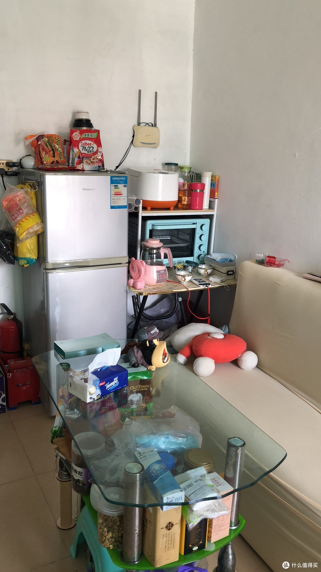 坐在沙发上要喝水或者去拿冰箱里的饮料都很近