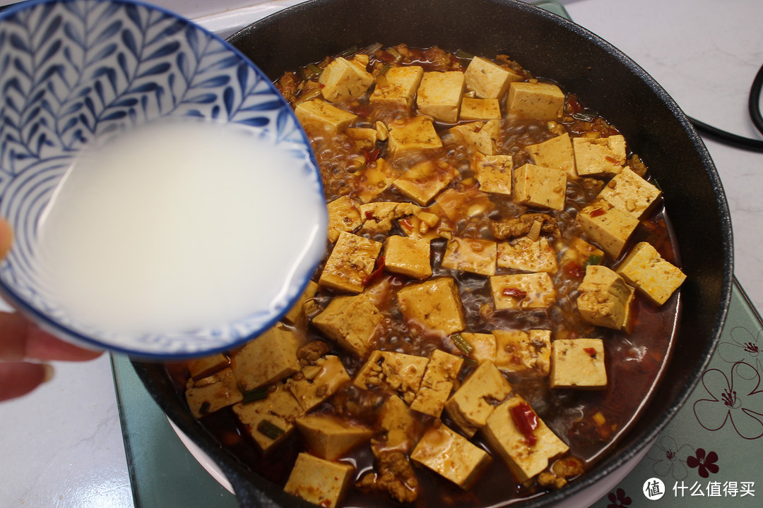 豆腐这样做麻辣鲜香，简单几步，豆腐入味又下饭，连汤汁都不剩