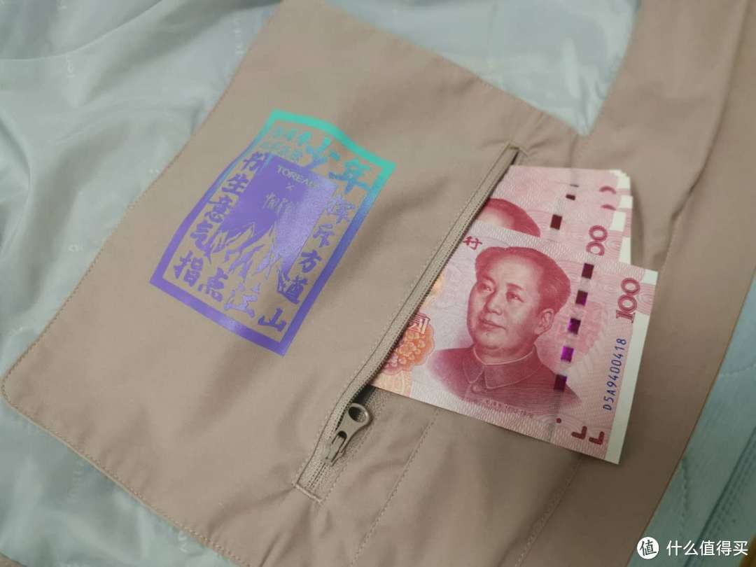 为了评测探路者联名冲锋衣的防水性，我在水下冲了20分钟，结果……