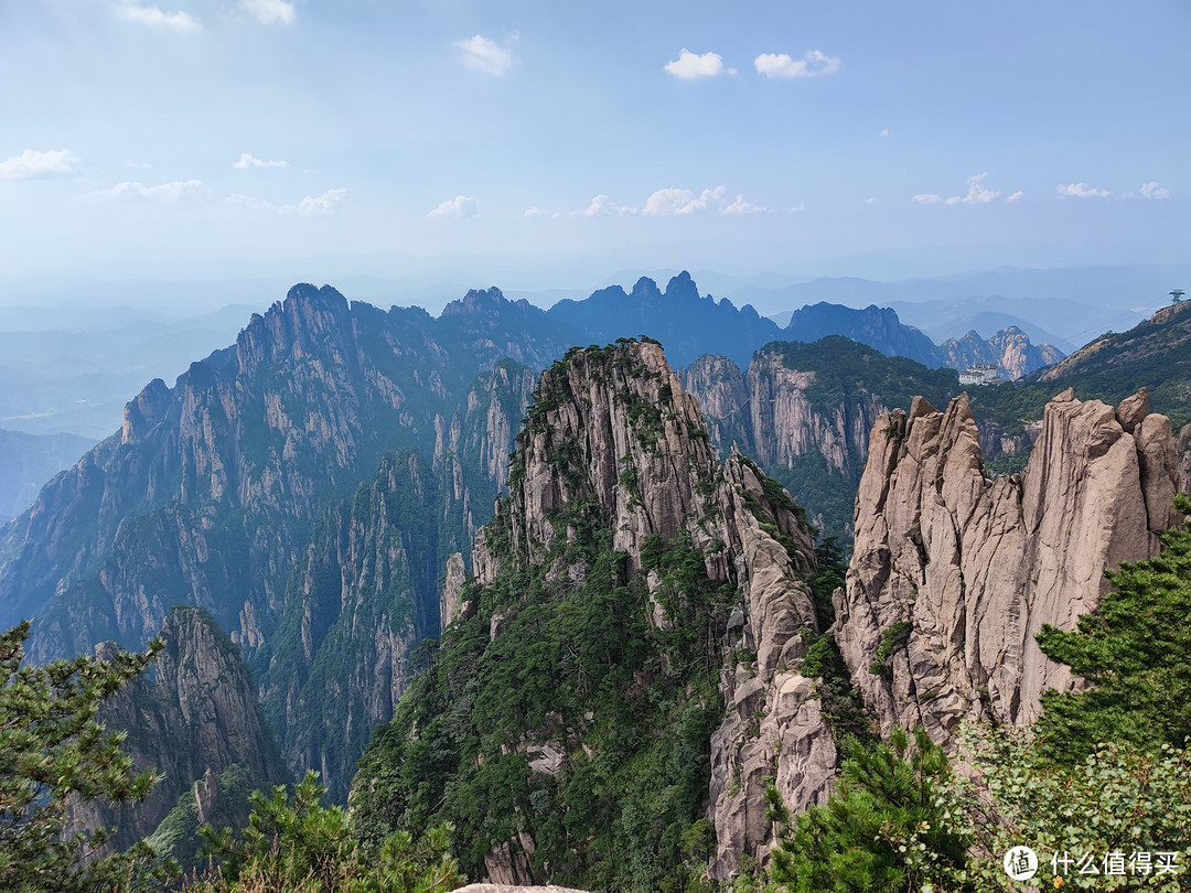 黄山和三清山，因为不同手机拍的，当时天气也不同，画质有较大差异