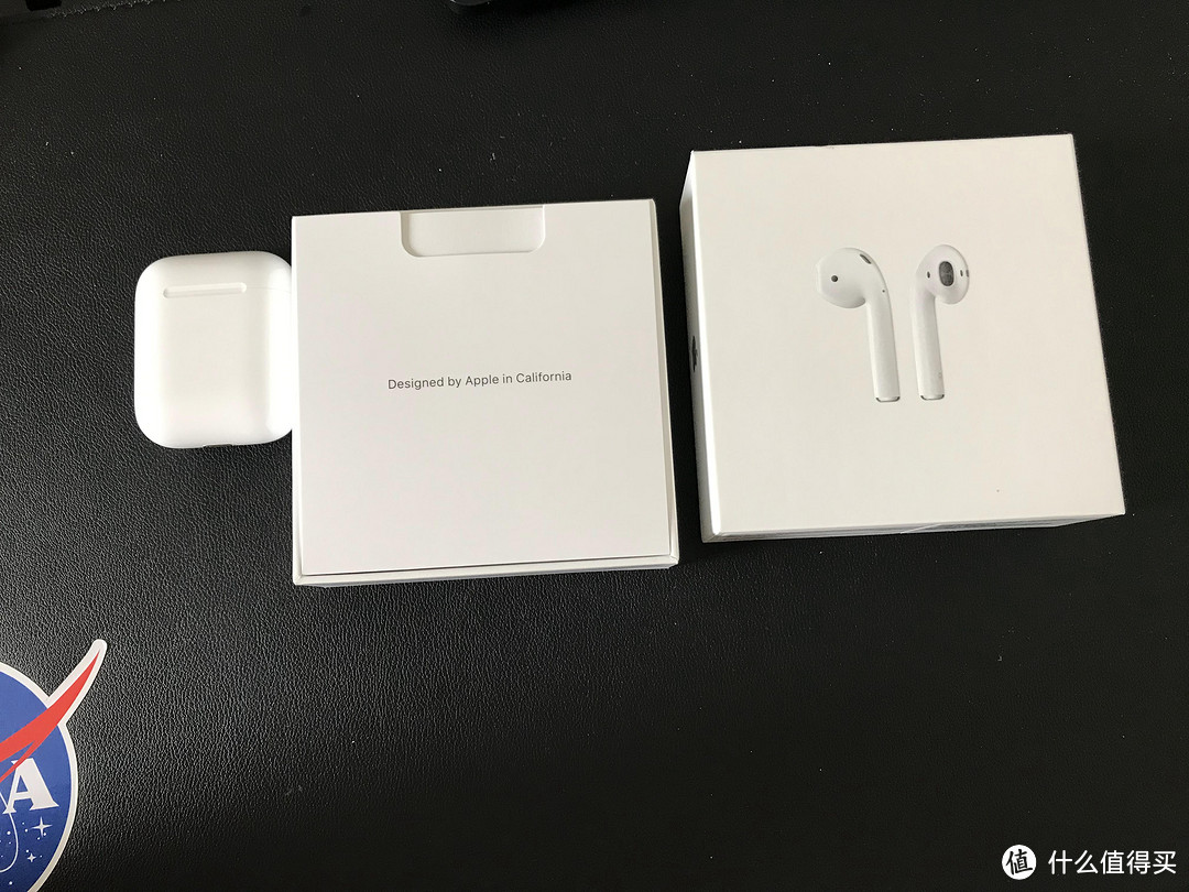 一如既往的水果范包装，简约不简单。另外注意的是，AirPods2标配的数据线是USB-A，不是USB-C TO LIGHTNING，得重新找找祖传的五福一安充电头了哈