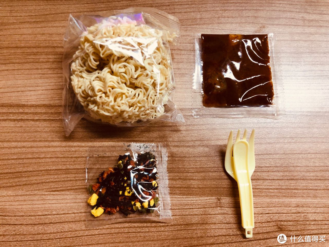 编辑测评团：美食速食化？不出门吃遍全国？我们帮你试了12款地方特色面条……的速食版！