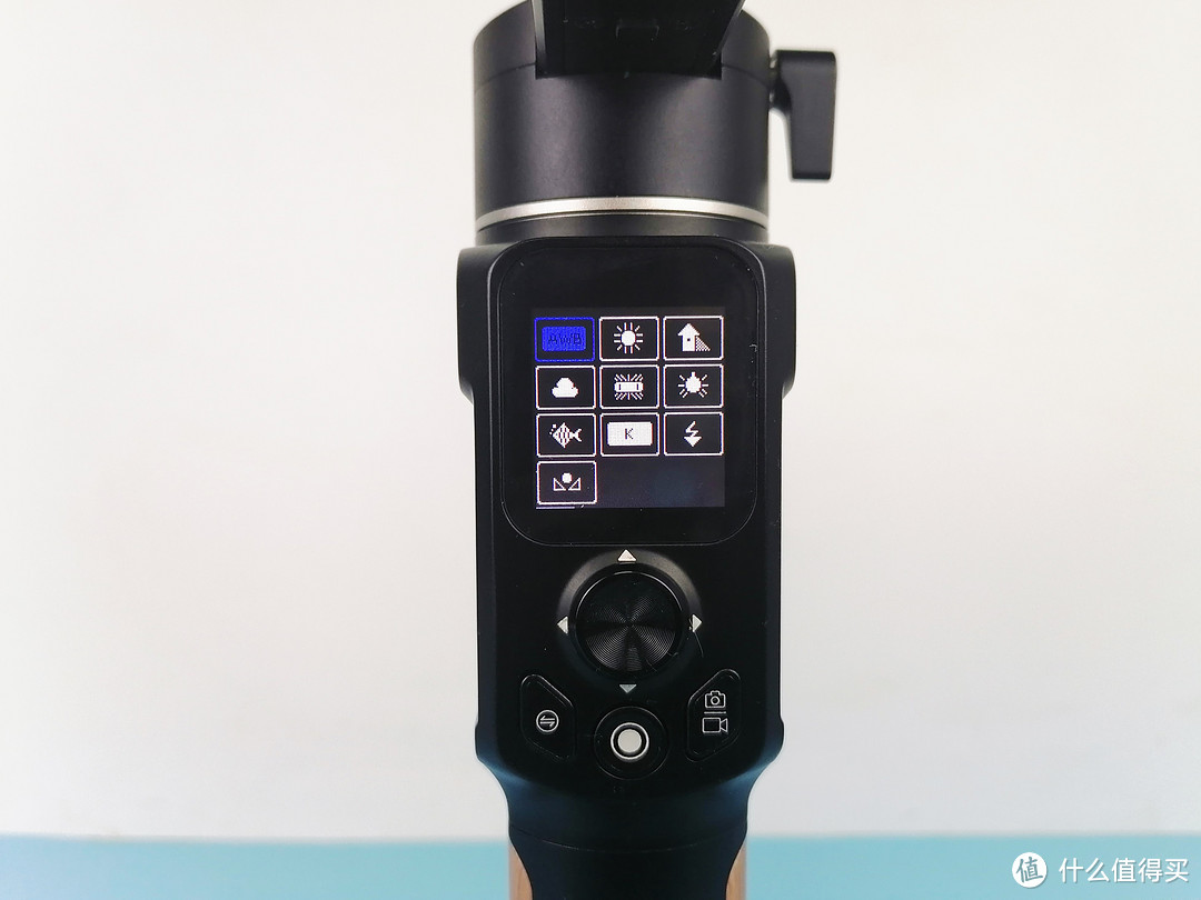 相机稳定器如何入门:飞宇AK2000C稳定器上手带你了解