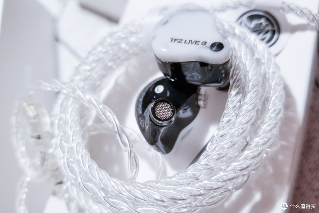 很多比较普通的耳机,基本是找不到乐队里的贝斯了,更别说清