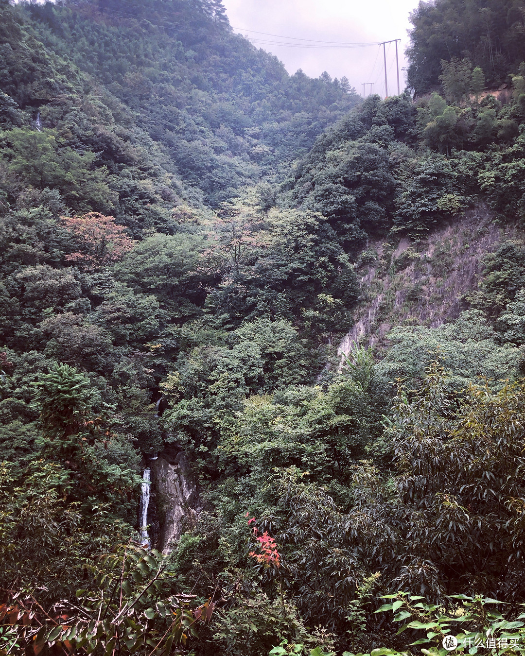 山间飞瀑不断