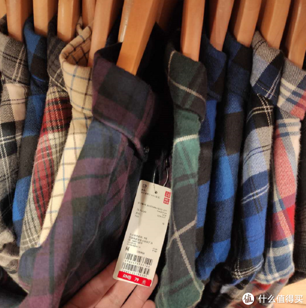 79元的法兰绒衬衫种类还是比较多的，但是很多都是尺码不全了。少数款式尺码还是可以。