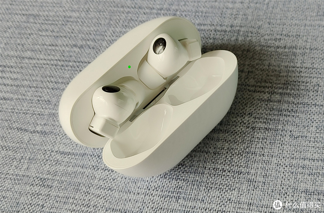 朋友最后选择入手HUAWEI FreeBuds Pro有线充版，对比我的AirPods Pro