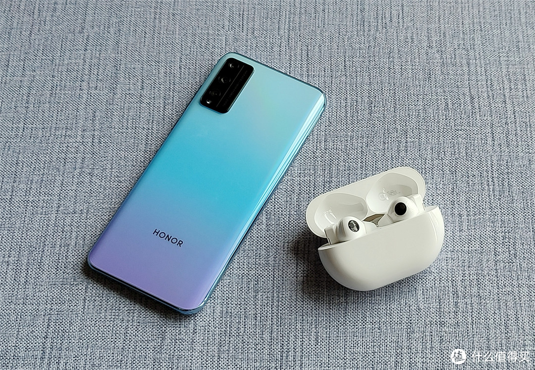 朋友最后选择入手HUAWEI FreeBuds Pro有线充版，对比我的AirPods Pro