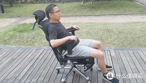 被吹爆的享耀家S3A人体工学电脑办公椅好用么?直接小区楼下来了场评测!