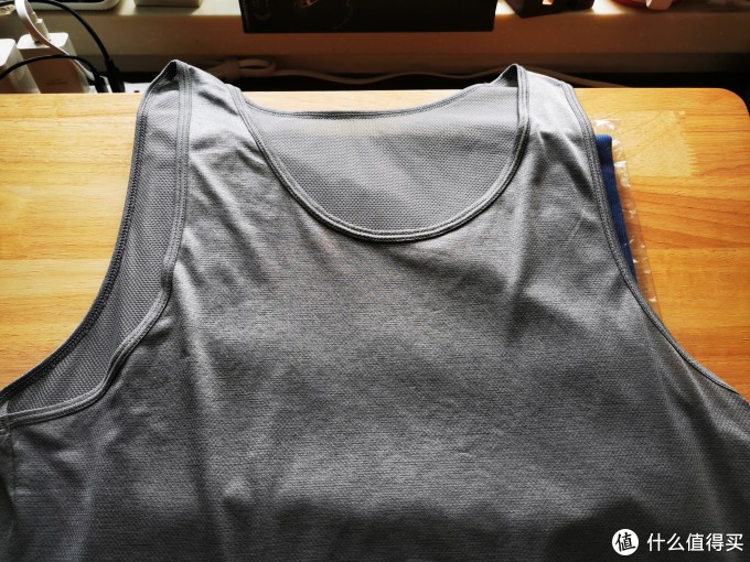 20元档的优衣库airism网眼背心+lativ诚衣罗纹背心