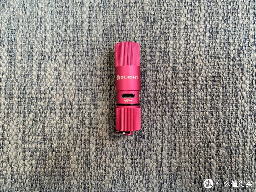 OLIGHT 傲雷 i1R 2 EOS粉色钥匙链手电 ——小而强大