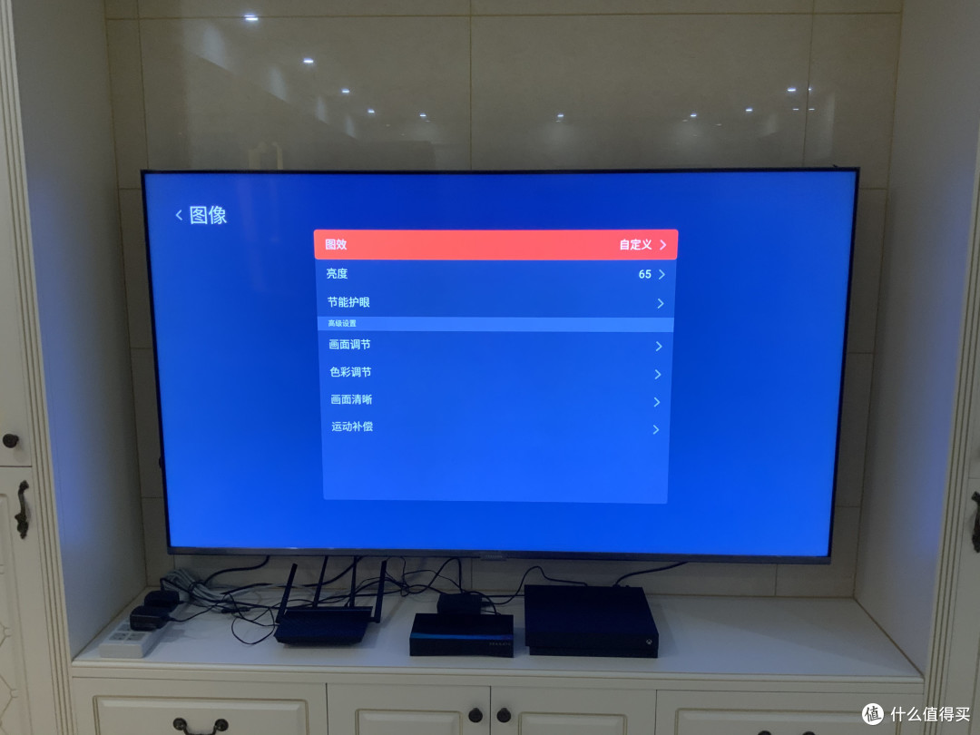 普通视频(非HDR)亮度45~65,别调太高,不然脸部过曝